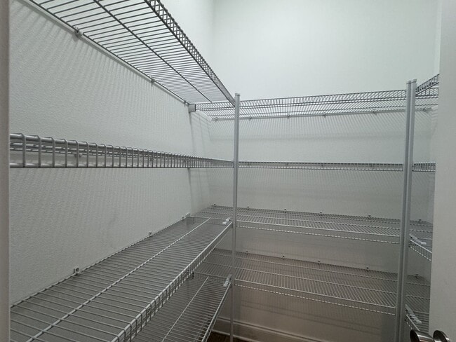 Building Photo - $500 OFF in NOVEMBER: Move-In Special!