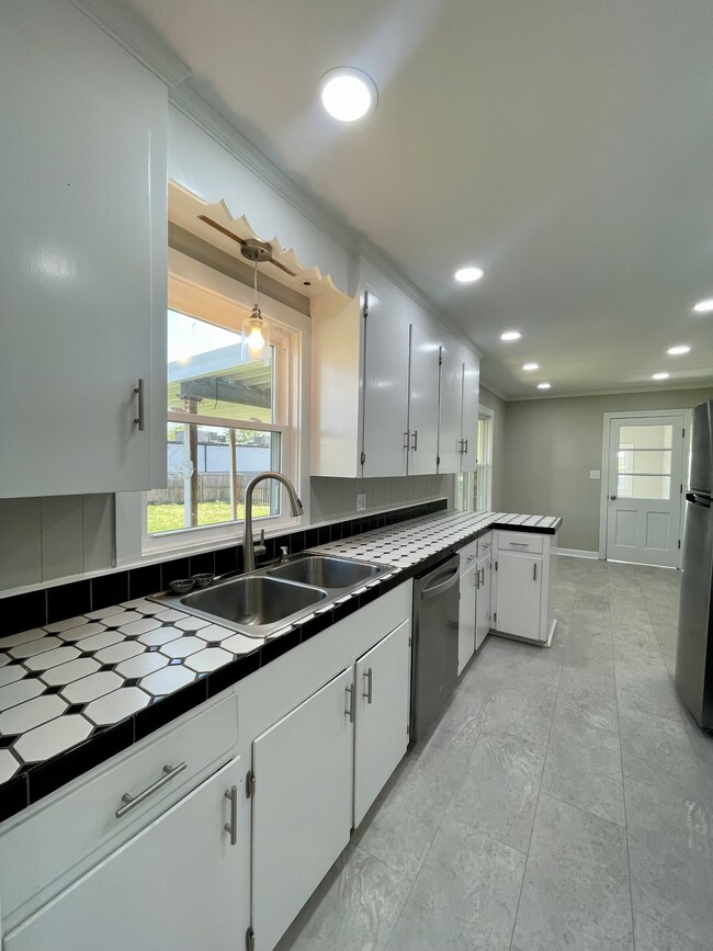 Building Photo - 63 Shelor Dr