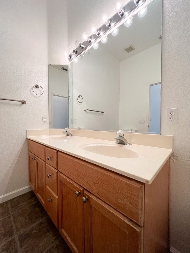 Building Photo - Laguna West 4 Bed, 2 Bath Home