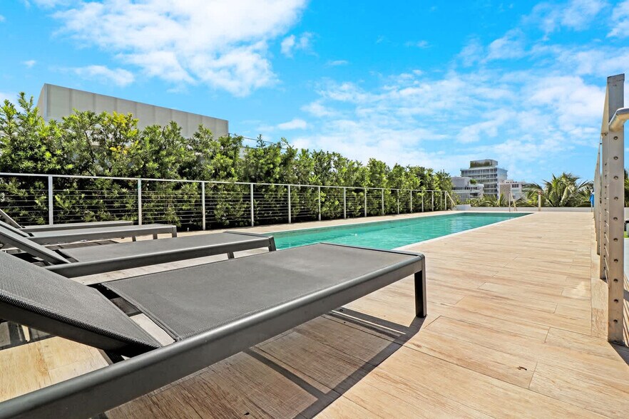 Building Photo - 250 Collins Ave