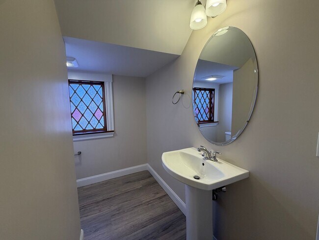 Building Photo - 129 Kenoza Ave