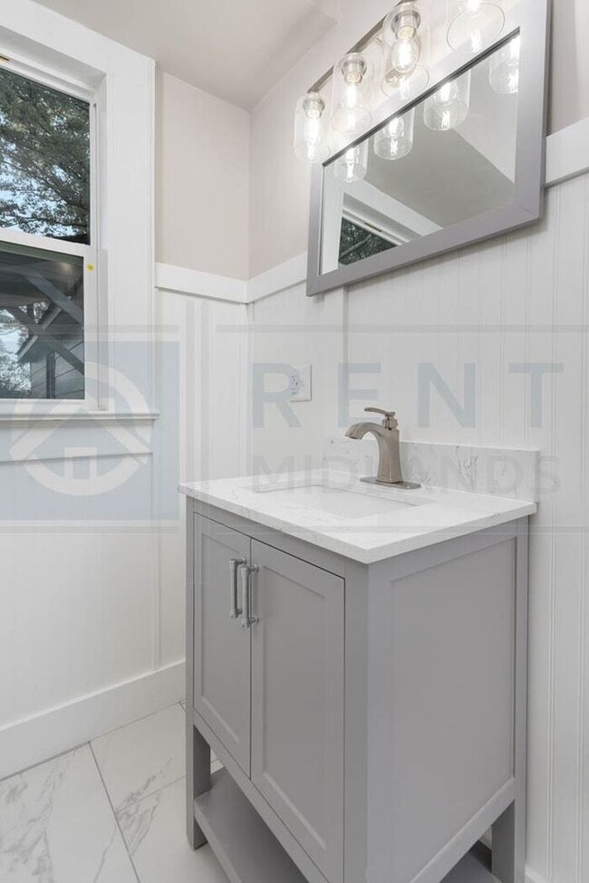 Building Photo - Beautiful Home in Melrose Heights