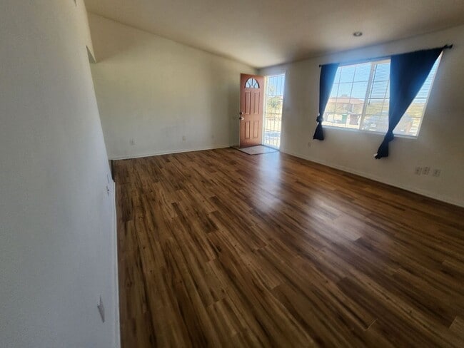 Building Photo - Two Bedroom One Bath Home!