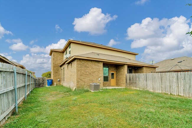 Building Photo - AVAILABLE NOW! Nice 3 Bedroom Duplex locat...