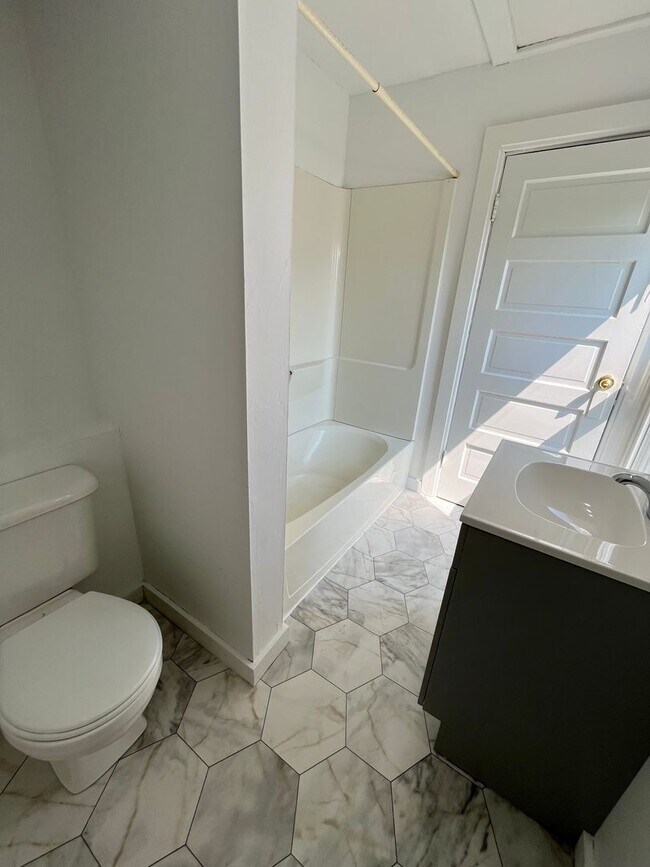 Building Photo - Newly Updated 2nd Floor 2 Bed/1 Bath Duplex Apartment