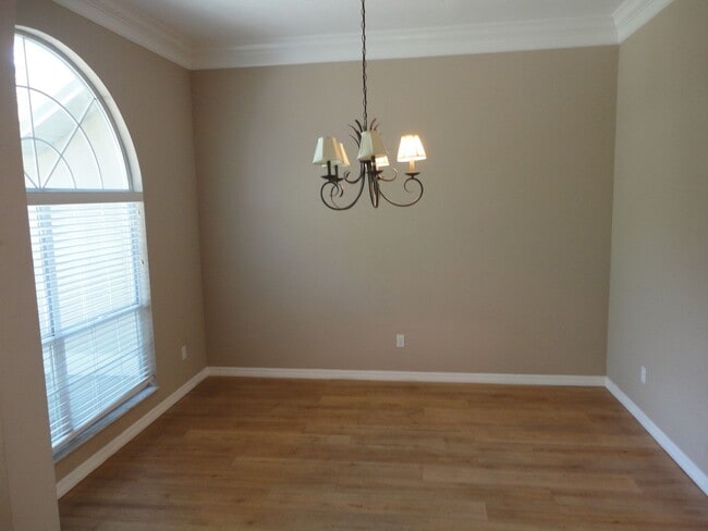 Building Photo - Beautiful 3 BR/2.5 BA in Park Avenue Subdivision