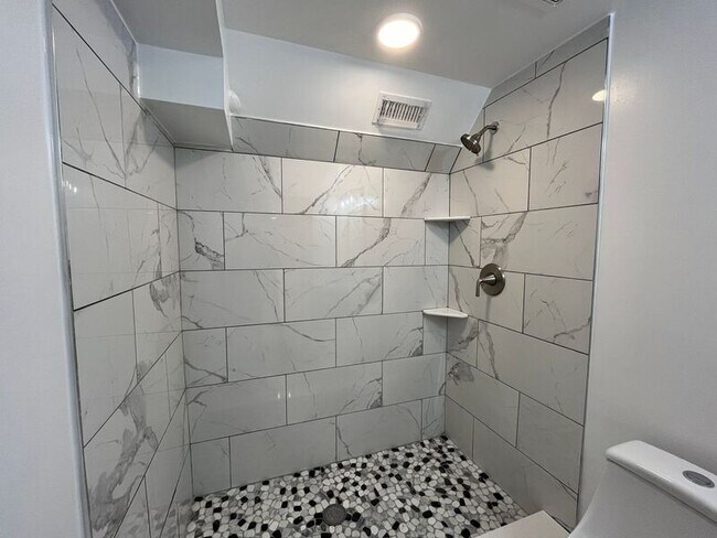 Building Photo - 1116 E Geer St