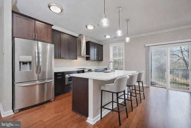 Building Photo - 412 Woodcrest Dr SE