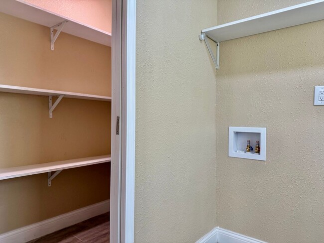 Building Photo - House For Rent