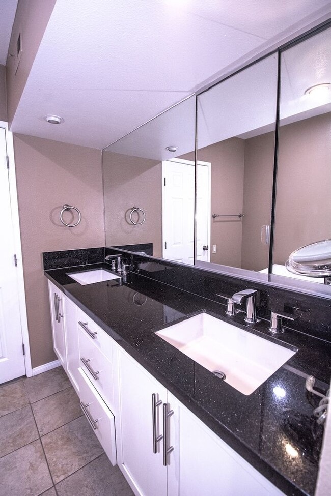 Building Photo - 848 W Huntington Dr