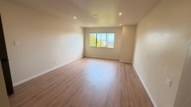 Building Photo - 3Bed/2.5Ba Tri-Level Home with Views, Solar, and Private Yard – Glen Park