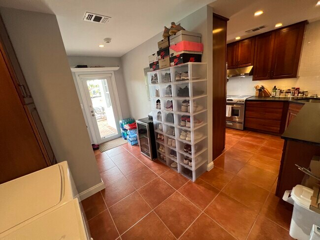 Building Photo - 1653 Poinsettia Dr