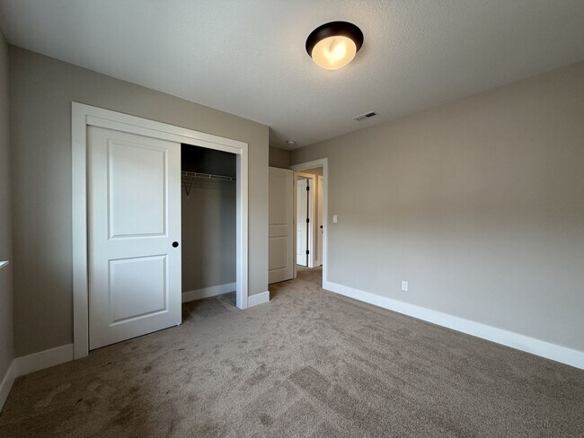 Building Photo - 12425 SW Silvertip St