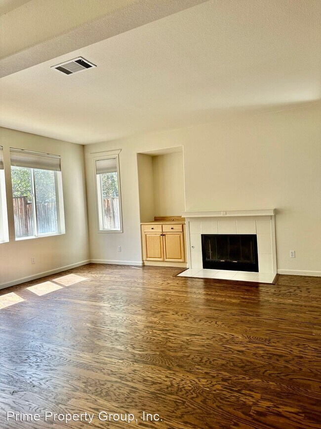 Building Photo - 3 br, 2.5 bath House - 5105 Aspen St.