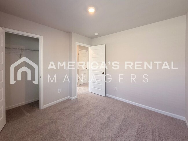 Building Photo - Spacious Two Story Home with Loft!