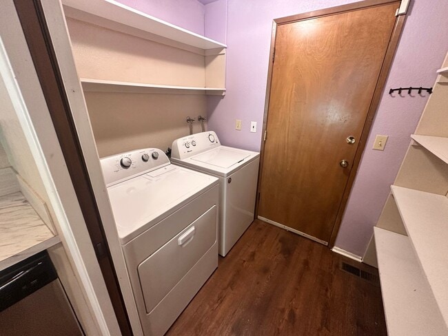 Building Photo - Charming Bellevue Rental – Available May 1st!