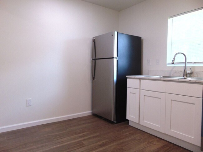 Building Photo - Newly Remodeled 4 Bed 2 Bath Duplex!