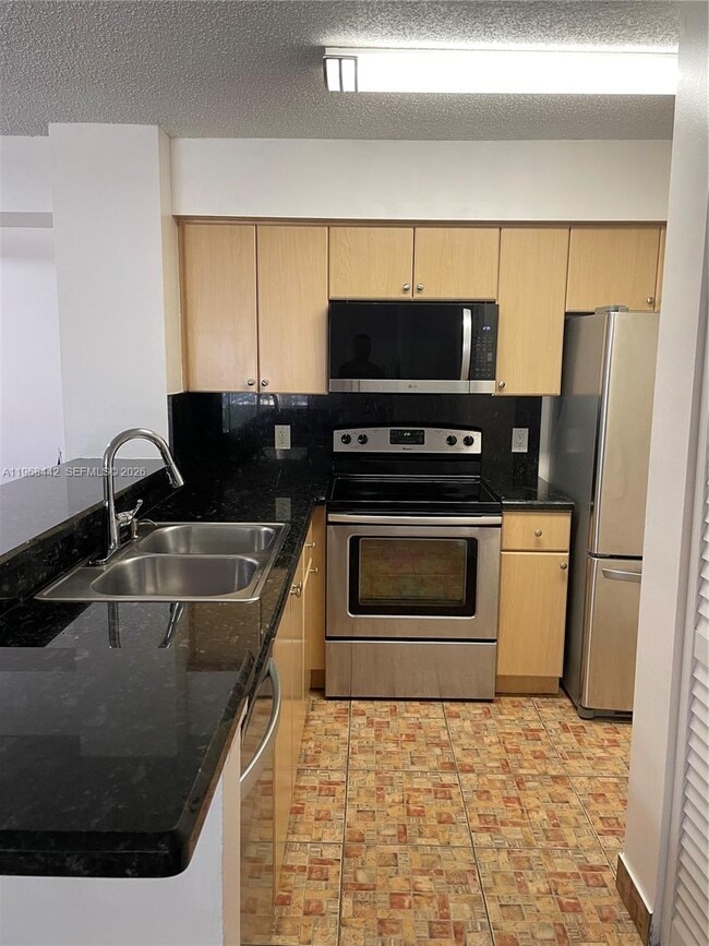 Building Photo - 570 S Park Rd