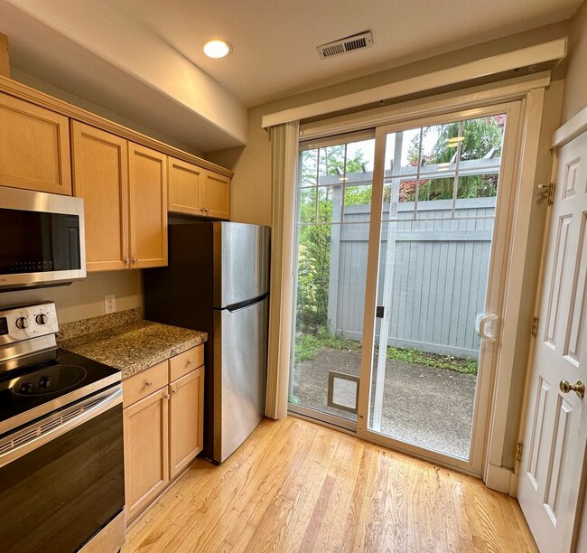 Building Photo - 2Bd/2.5Ba Issaquah Townhouse