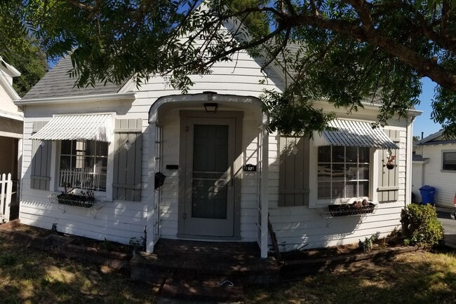 Building Photo - 3 Homes on 1 Lot! 7 Bedroom 4 bath home close to POLY off of Grand Avenue Entrance!!!!