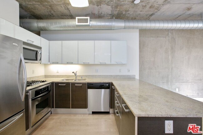 Building Photo - 645 W 9th St