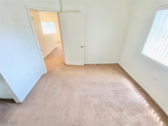 Building Photo - 3400 Cabana Dr