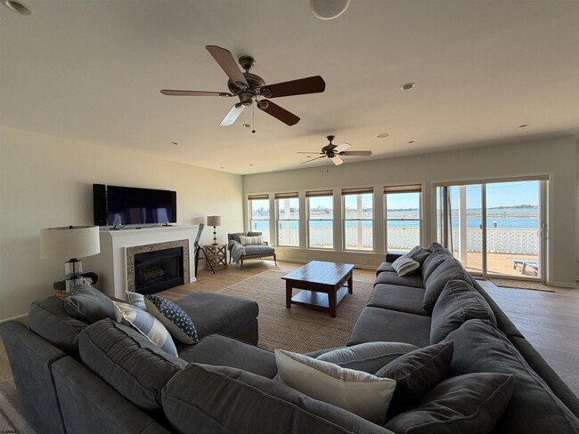 Building Photo - 802 N Harvard Ave