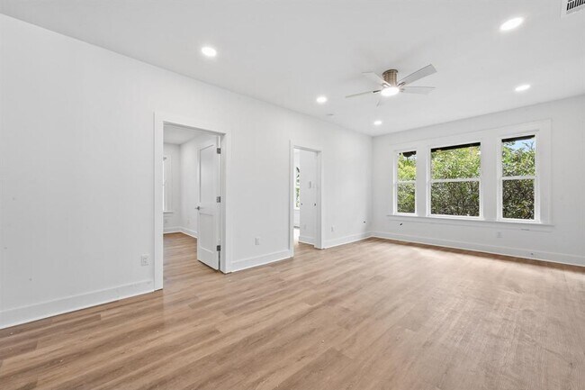 Building Photo - 1006 1/2 W 22nd St