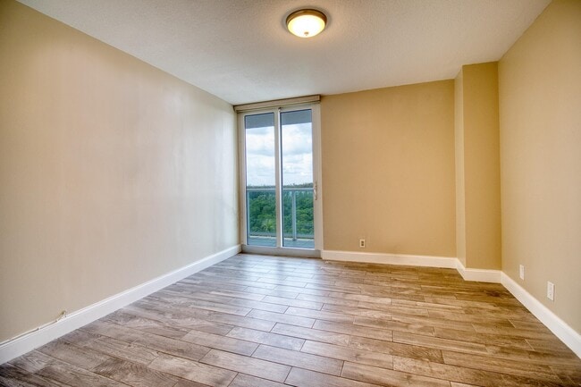 Building Photo - 100 Bayview Dr