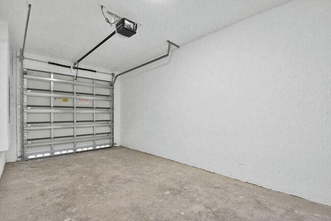 Building Photo - 4074 Highland Oaks Dr
