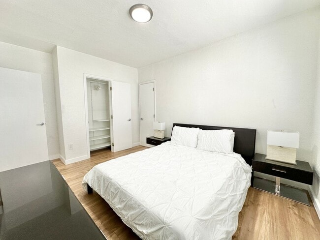 Building Photo - LARGE 1 BEDROOM FULLY FURNISHED IN WATERFR...