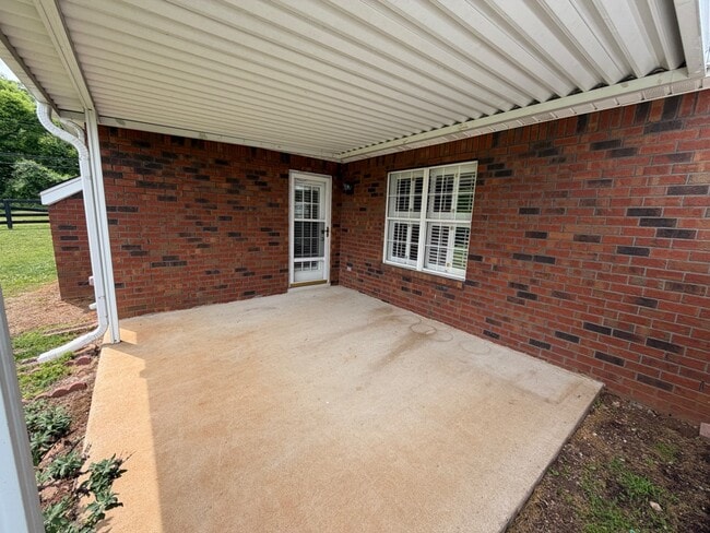 Building Photo - 1702 Thomas Ct