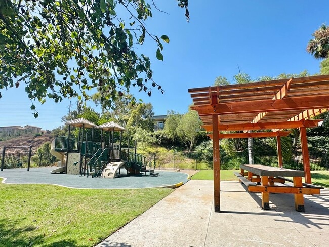Building Photo - 3 Bedroom Townhome near USD!! Parking + La...