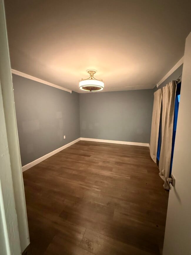 Building Photo - 1405 14th Ln