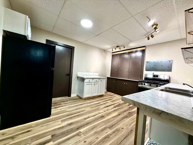 Building Photo - 415 S James St