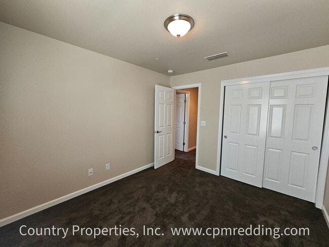 Building Photo - Spacious 5 Bedroom in the Heart of Redding!