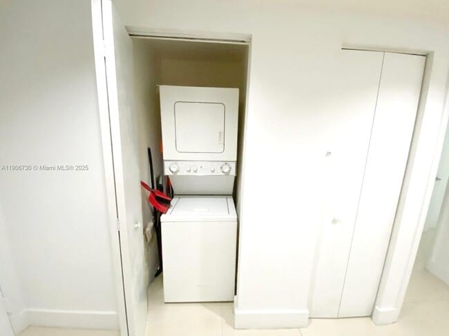 Building Photo - 17375 Collins Ave