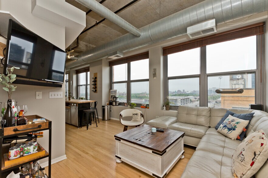 Building Photo - 933 W Van Buren St