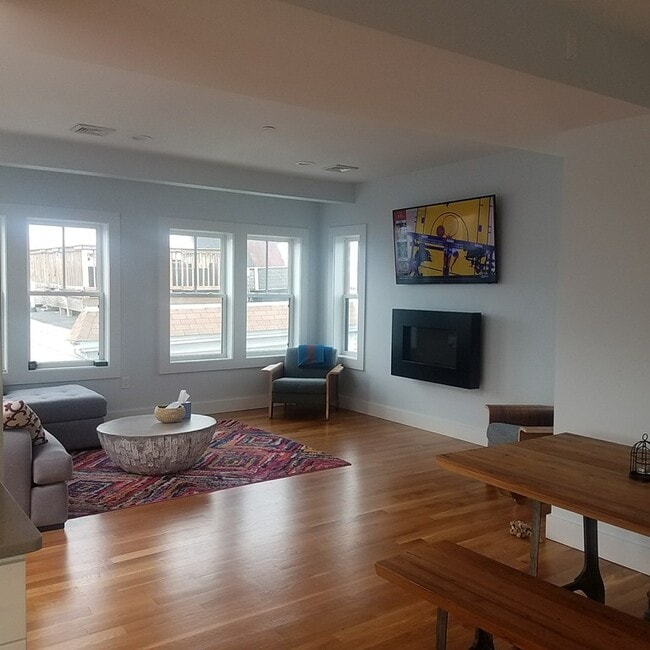 Building Photo - 230 Bowen St