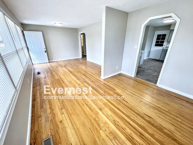 Building Photo - 4905 Eastwood Dr