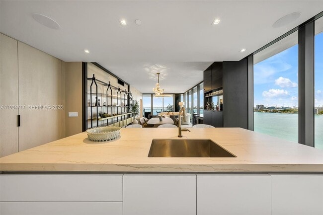 Building Photo - 700 NE 24th St