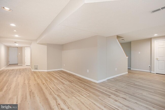 Building Photo - 603 Loring Ave