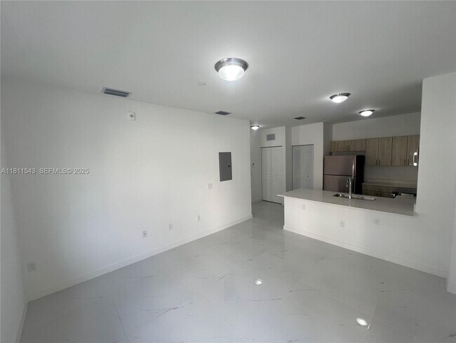 Building Photo - 1010 SW 69th Ave