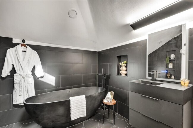 Building Photo - 901 Argonne Ave NE