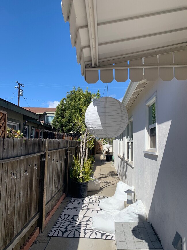 Entryway from Oak St - 2401 Oak St