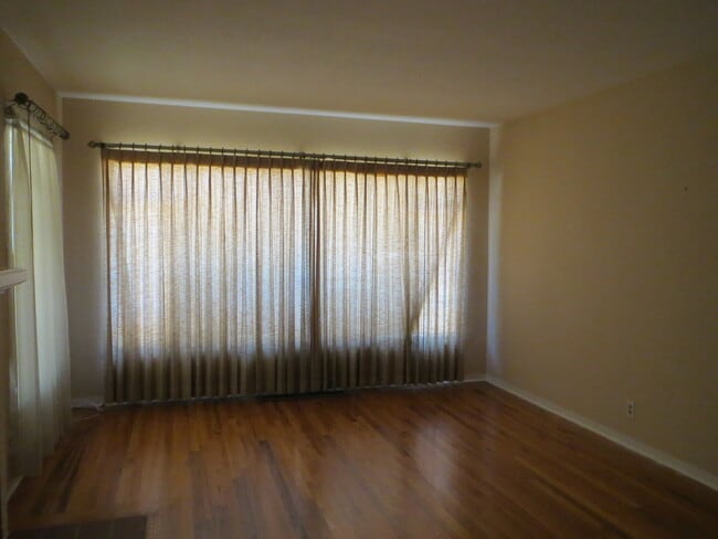 Building Photo - Cute Fresno High home, hardwood floors & m...