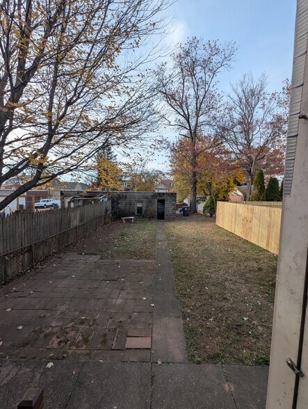 Building Photo - 463 Spruce St