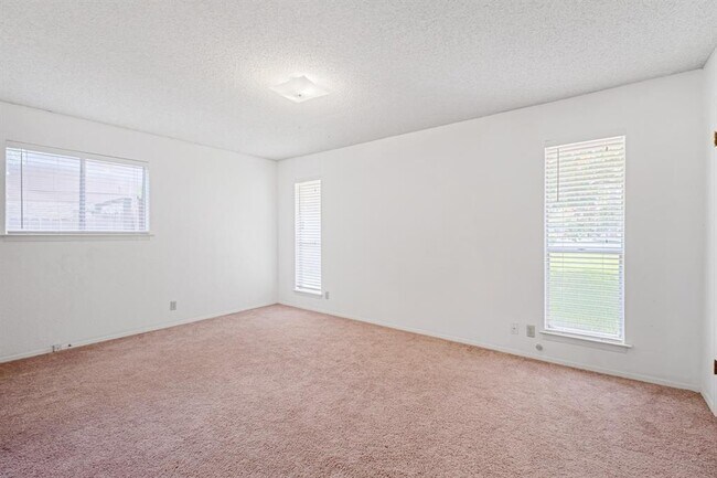 Building Photo - 10604 School House Ln