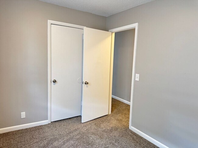 Building Photo - Brick 3 bedroom ranch, large living room, ...