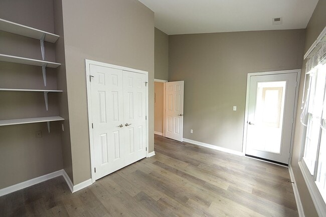 Building Photo - 2-Bedroom Top Floor Condo in Desirable Sun...